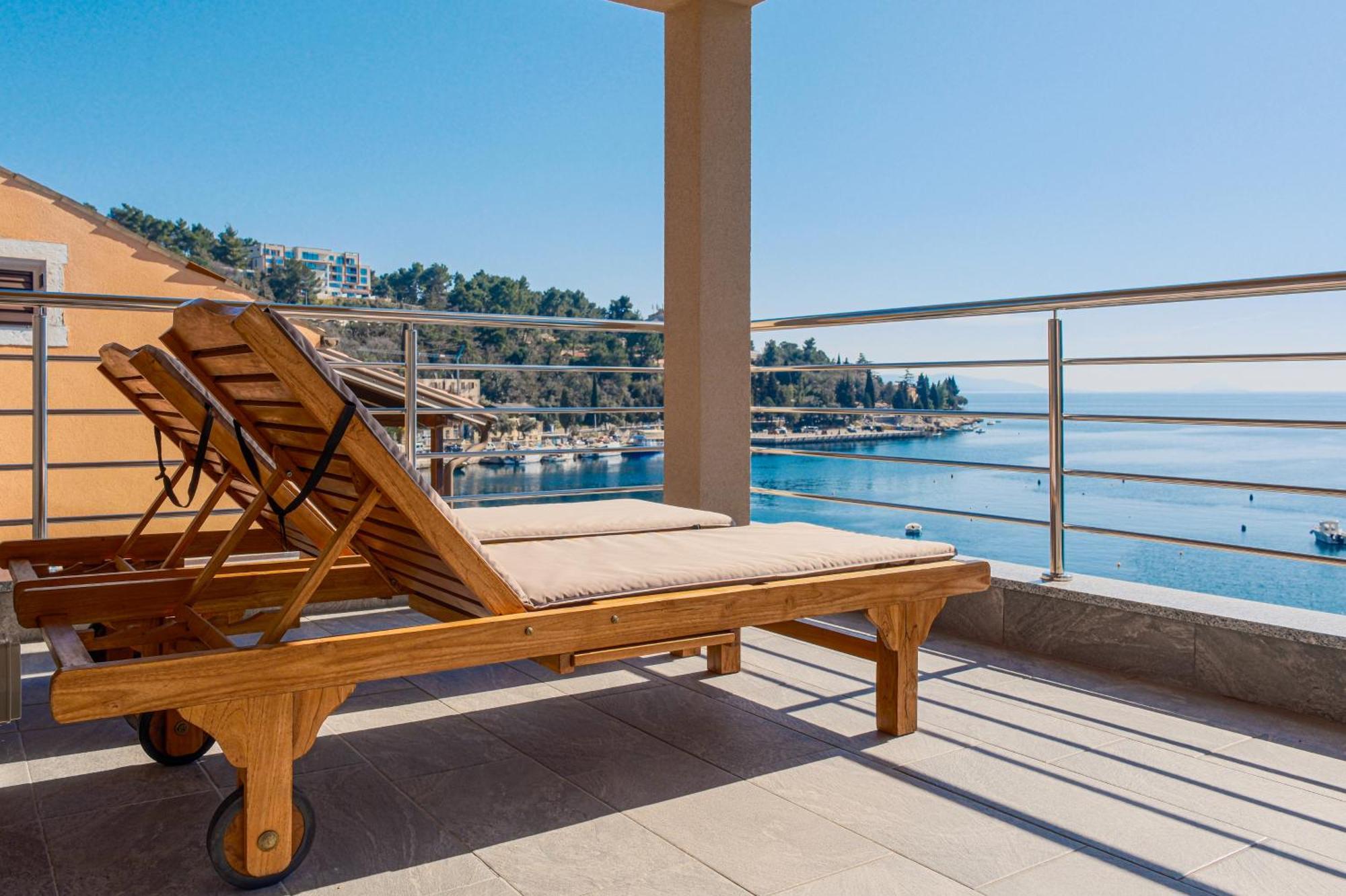 Seafront 2-Bedroom Apartment Nika - Rabac Exterior foto